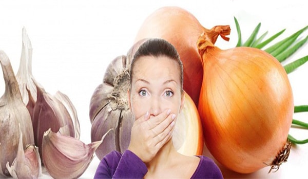 6 طرق لإزالة رائحة البصل من الفم
