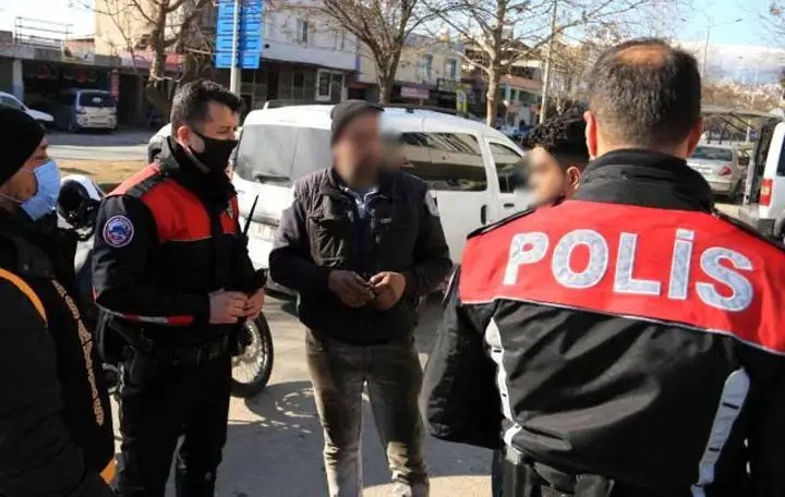 عاجل : السلطات التركية تفتح تحقيقاً ضد عناصر شرطة طلبوا أمراً صـ.ـادماً من لاجئ سوري
