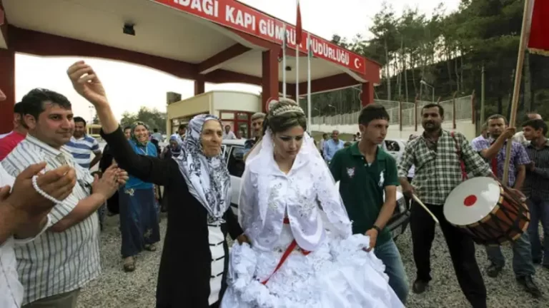 هل تخيلت نفسك متزوجا بدون علمك.. قصة زواج سوري بسيدة تركيا تصدر ضجة كبيرة في تركيا