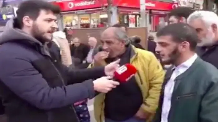 مواطن سوري يثير ضجة خلال مقابلة في الشارع حيث قال لن يتحسن الاقتصاد التركي حتى تقوم تركيا بهذا الفعل.. فيديو