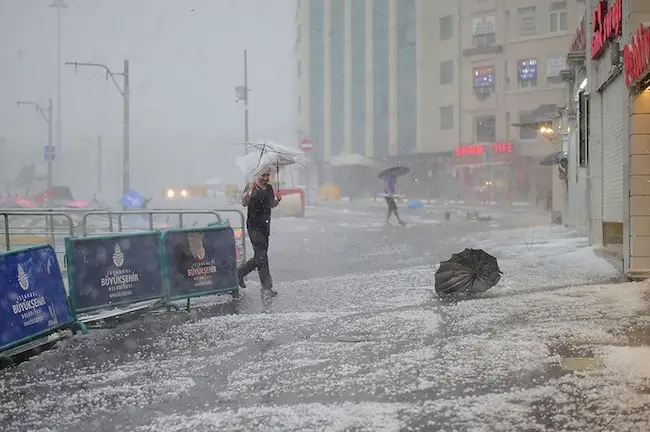 عاجل: الأرصاد الجوية التركية تحذر من عاصفة قوية في 8 ولايات اليوم!
